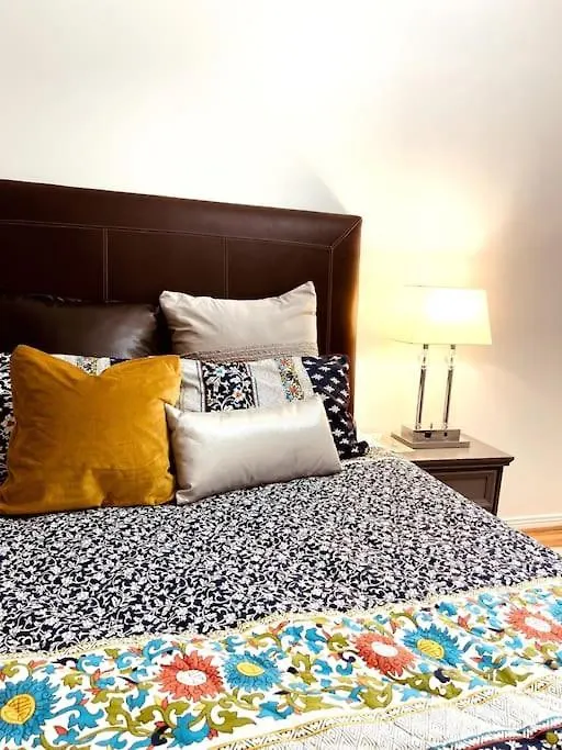 Vintage 2 Bed 2 Bath Suite Distillery District Toronto